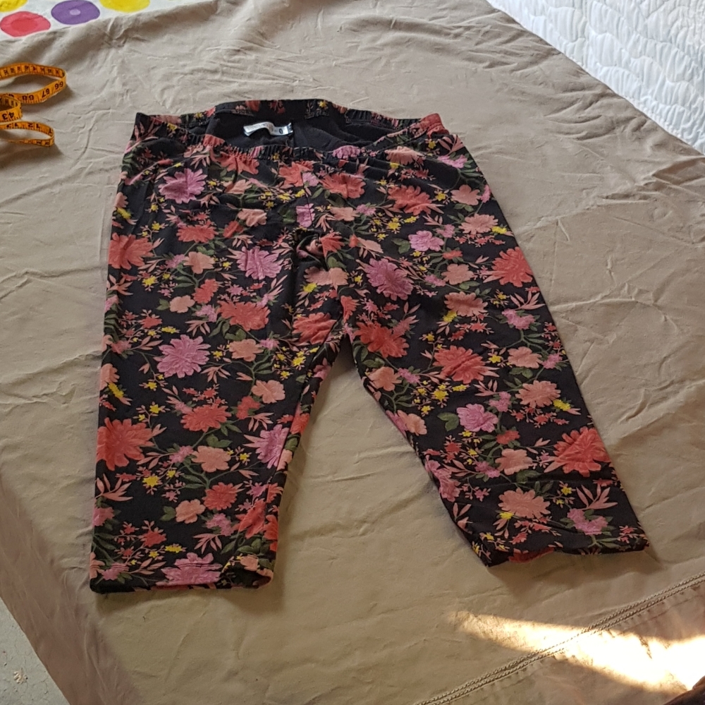 Old Navy black floral mid rise capri leggings
